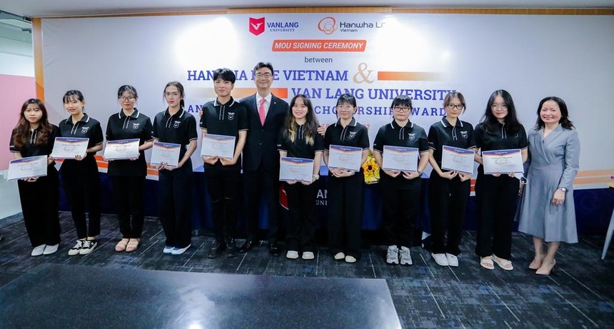 Hanwha Life Việt Nam trao tặng 200 triệu đồng học bổng cho sinh viên trường Đại học Văn Lang TP.HCM