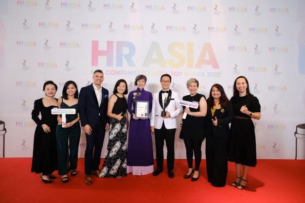 Đội ngũ Manulife Việt Nam chụp hình cùng Ban tổ chức HR Asia Awards