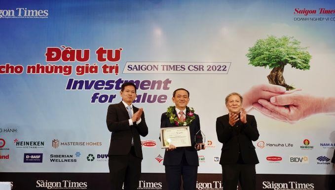 Ông Đào Duy Ninh – Phó tổng giám đốc Phát triển Chiến lược và Kênh Phân phối Hanwha Life Việt Nam nhận Chứng nhận từ Ban tổ chức