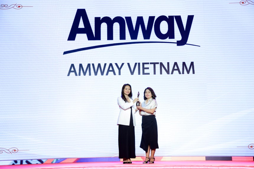 Bà Phan Nguyên Nhật Thảo - Giám đốc Nhân sự Amway tiểu vùng Việt Nam - Indonesia – Philippines tại lễ trao giải