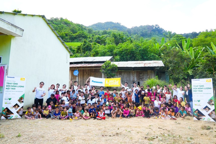 Panasonic tài trợ đèn năng lượng mặt trời cho các hộ gia đình khó khăn tại huyện Nam Trà My 