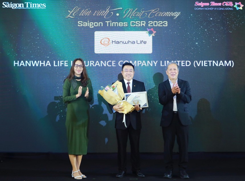Đại diện Hanwha Life Việt Nam nhận giải thưởng Saigon Times CSR 2023 – Doanh nghiệp vì cộng đồng 