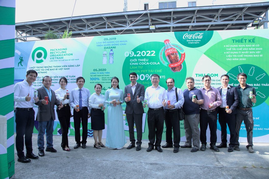 Coca-Cola Việt Nam trao tặng 1.200 thùng rác cho hơn 100 trường học