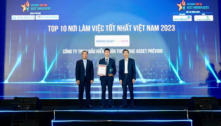 Chủ tịch kiêm Tổng giám đốc Mirae Asset Prévoir ông Ko Young Wan (đứng giữa) trong lễ trao giải Top 10 nơi làm việc tốt nhất năm 2023