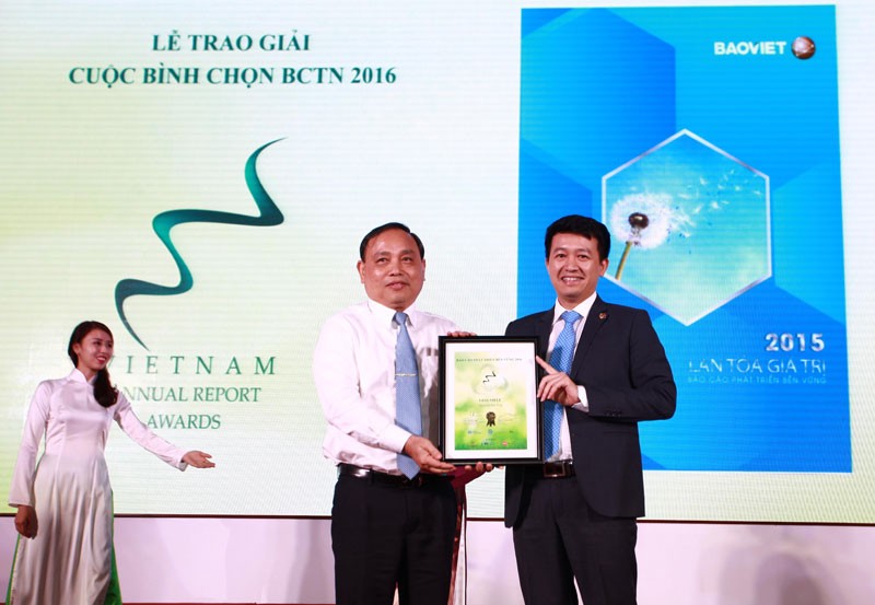 Ông Nguyễn Văn Hiếu, Thứ trưởng Bộ Kế hoạch và Đầu tư trao giải Báo cáo Phát triển bền vững cho đại diện Tập đoàn Bảo Việt