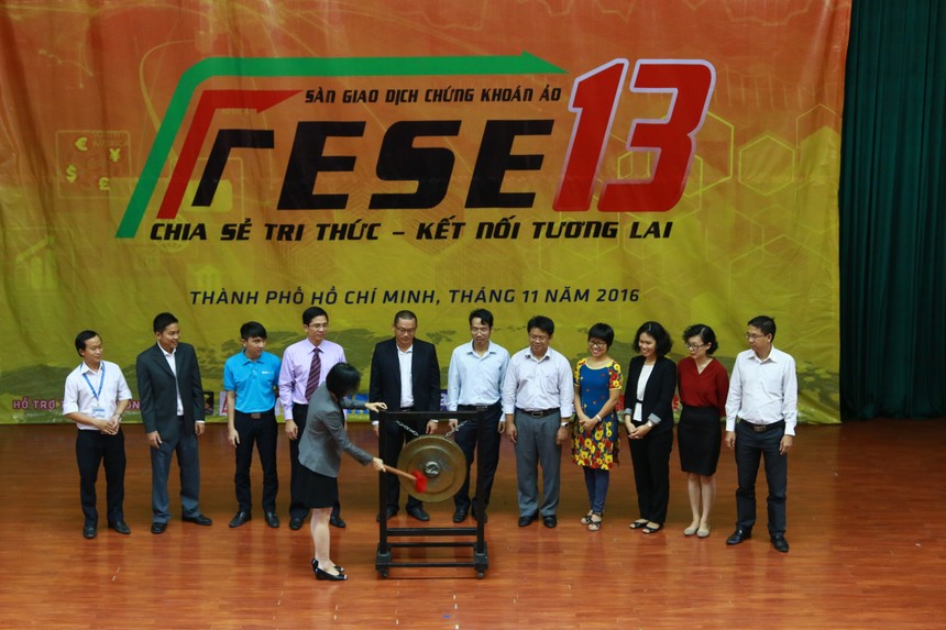 Bà Trần Anh Đào thực hiện nghi thức đánh chiêng khai mạc FESE 13 năm 2016