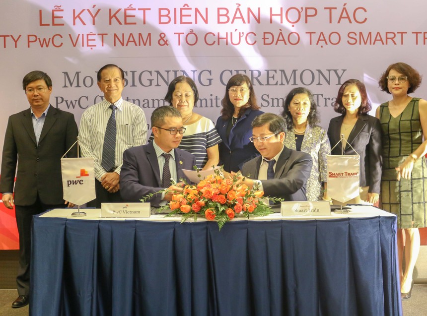PwC Việt Nam tăng cường hợp tác với Smart Train