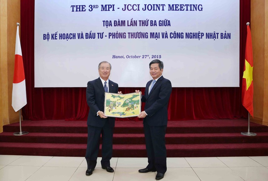 Ông Kobayashi Yoichi, Chủ tịch Ủy ban Kinh tế Mekong Nhật Bản tặng quà lưu niệm Bộ trưởng Bùi Quang Vinh