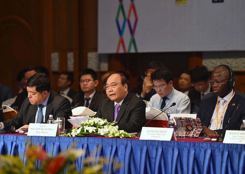 Thủ tướng Nguyễn Xuân Phúc (giữa) dự Diễn đàn Doanh nghiệp Việt Nam thường niên 2016