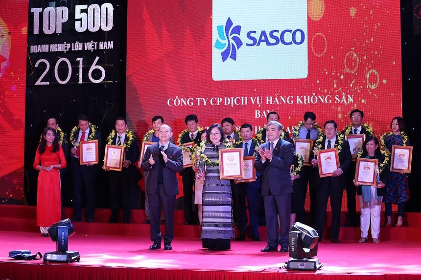 Bà Nguyễn Minh Ngọc Phó TGĐ SASCO nhận chứng nhận VNR500 và top 50 doanh nghiệp thành tựu