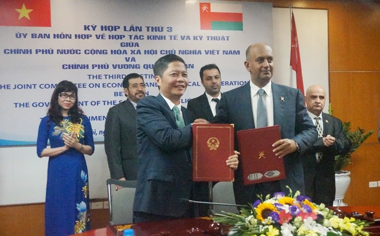 Bộ trưởng Công thương Trần Tuấn Anh và Bộ trưởng Thương mại và Công nghiệp Oman Ali bin Masoud Al Sunaidy ký biên bản kỳ họp thứ 3 Ủy ban hỗn hợp Hợp tác về kinh tế và kỹ thuật giữa Việt Nam và Oman.