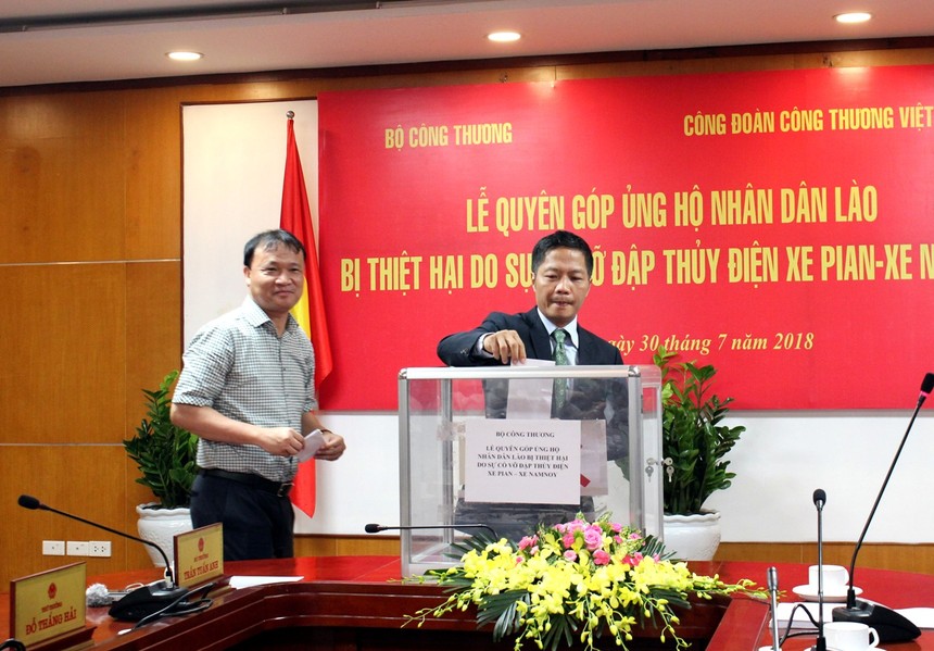 Bộ Công Thương quyên góp ủng hộ nhân dân Lào sau sự cố vỡ đập thủy điện