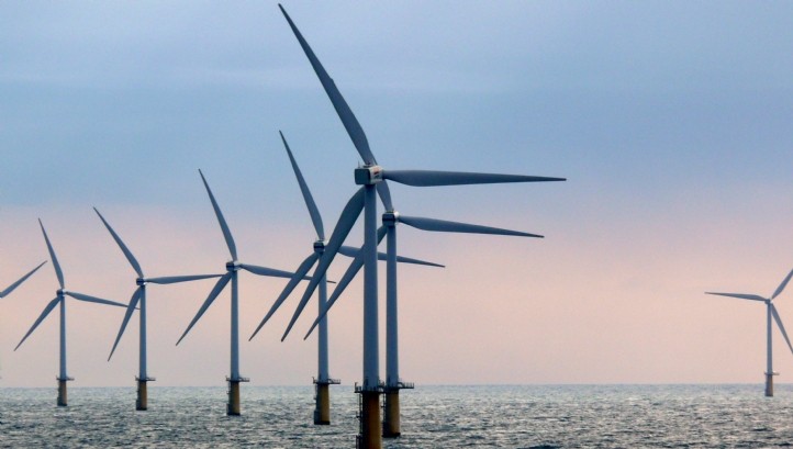 Cánh đồng gió ngoài khơi (offshore wind farm) dự kiến sẽ được đầu tư xây dựng ngoài khơi cách bờ biển Bình Thuận (mũi Kê Gà) khoảng 20km tới 50km, nơi có tốc độ gió bình quân 9,5m/s (ảnh minh họa)