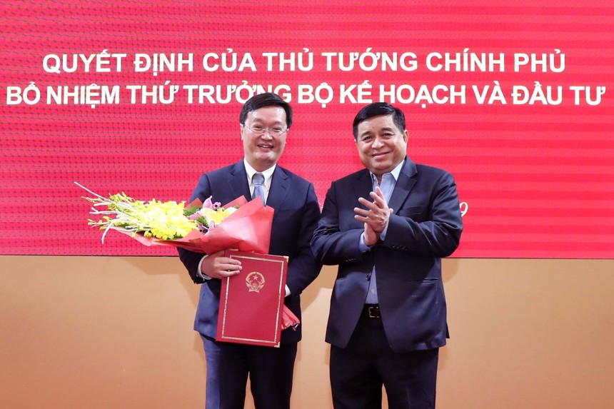 Bộ trưởng Nguyễn Chí Dũng trao Quyết định và tặng hoa chúc mừng
tân Thứ trưởng Nguyễn Đức Trung. 