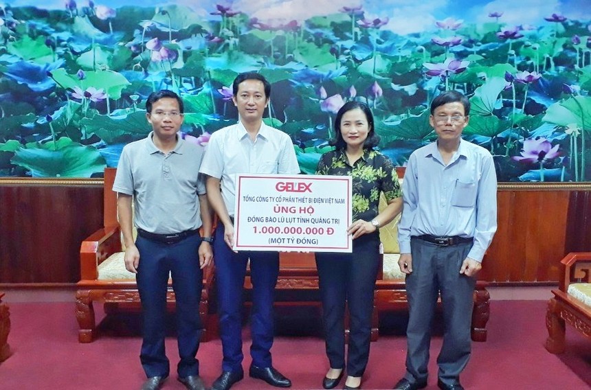 Bà Võ Thị Loan – Đại diện Mặt trận tổ quốc tỉnh Quảng Trị tiếp nhận 1 tỷ đồng từ GELEX 