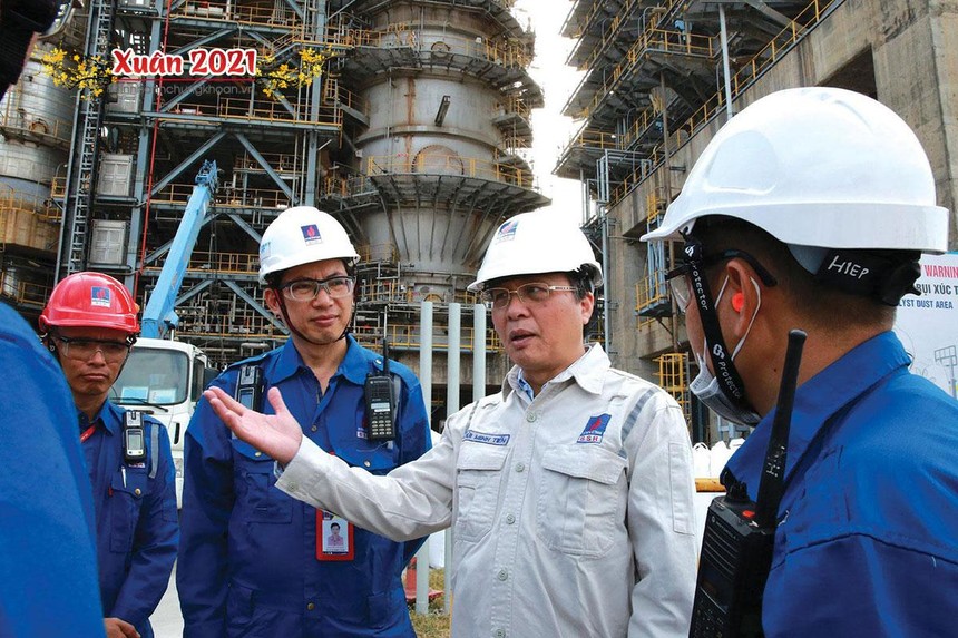 Tổng giám đốc BSR Bùi Minh Tiến (đứng thứ hai từ phải qua) thị sát công trường Nhà máy Lọc dầu Dung Quất.