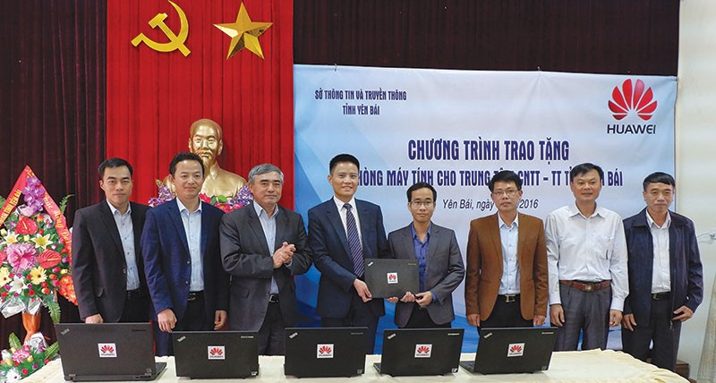 Lãnh đạo Bộ Thông tin và Truyền thông và Huawei Việt Nam trao tặng phòng máy tính cho Sở Thông tin và Truyền thông tỉnh Yên Bái tháng 12/2016 