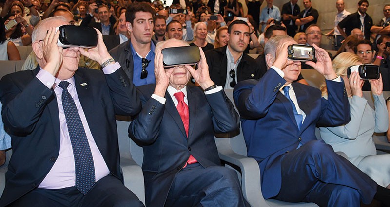 Ông Benjamin Netanyahu, Thủ tướng Israel (bên phải) sử dụng thử sản phẩm công nghệ mới