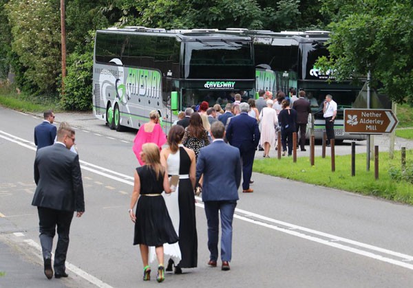 Sao MU dùng xe bus của đội chở người thân trong đám cưới