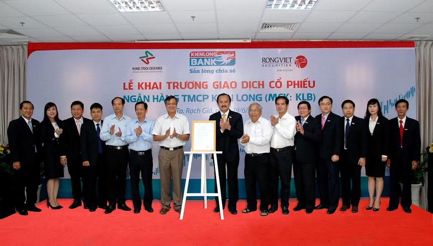 Lãnh đạo tỉnh Kiên Giang, Ngân hàng Nhà nước Kiên Giang, TP. Rạch Giá cùng các đại biểu, lãnh đạo Kienlongbank thực hiện nghi thức khai trương cổ phiếu KLB