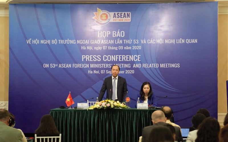 Đẩy mạnh quan hệ đối ngoại, củng cố vai trò trung tâm của ASEAN