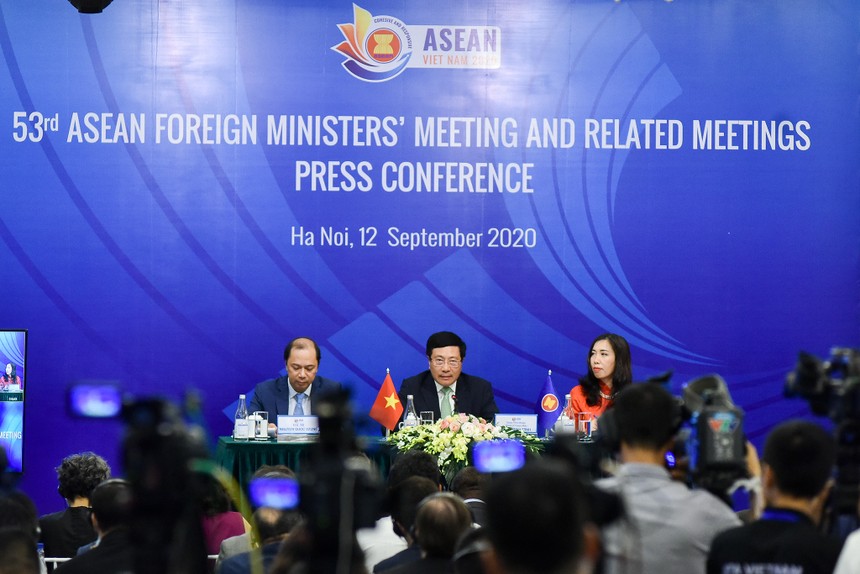 Phó Thủ tướng, Bộ trưởng Ngoại giao Phạm Bình Minh chủ trì họp báo quốc tế sau Hội nghị AMM-53