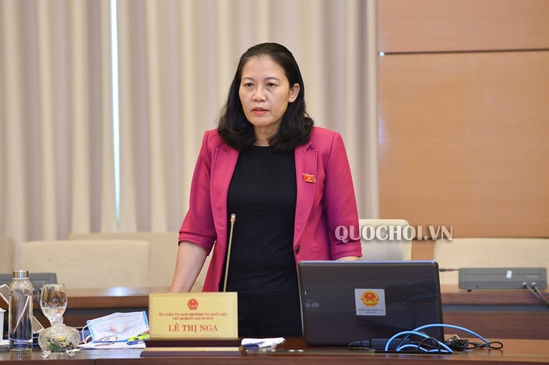 Chủ nhiệm Ủy ban Tư pháp Lê Thị Nga trình bày báo cáo thẩm tra.