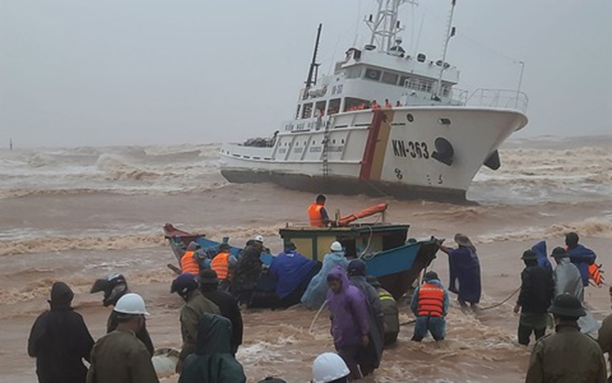 Thủ tướng chỉ đạo khẩn trương tìm kiếm, cứu nạn thuyền viên bị mất tích tại biển Cửa Việt