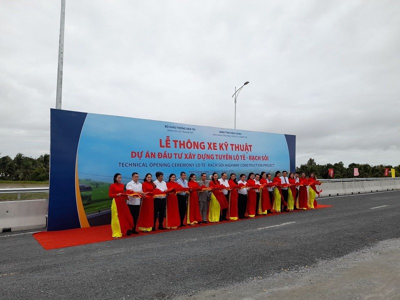Phó Thủ tướng Thường trực Chính phủ Trương Hòa Bình cắt băng tại Lễ thông xe kỹ thuật dự án đầu tư xây dựng tuyến Lộ Tẻ - Rạch Sỏi.