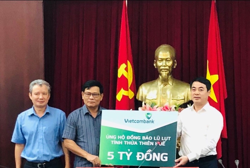 Thay mặt Vietcombank, ông Nghiêm Xuân Thành Chủ tịch HĐQT (ngoài cùng bên phải) trao số tiền 5 tỷ đồng ủng hộ đồng bào tỉnh Thừa Thiên Huế