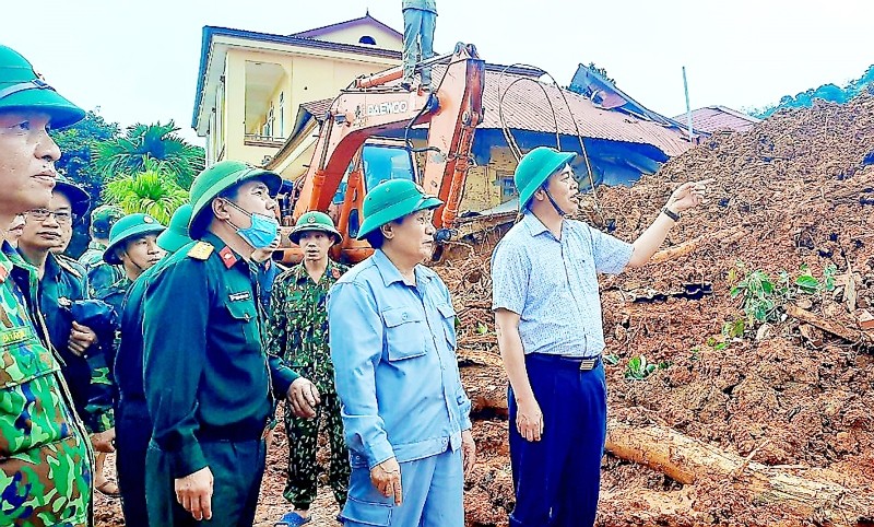 Đại biểu Hà Sỹ Đồng (thứ hai từ phải sang) tại hiện trường vụ sạt lở đất tại huyện Hướng Hoá (Quảng Trị).