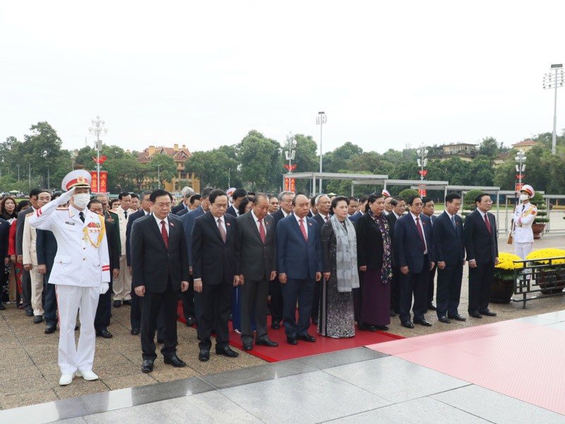 Các vị đại biểu Quốc hội dự họp tại điểm cầu Nhà Quốc hội đặt vòng hoa và vào Lăng viếng Chủ tịch Hồ Chí Minh - (Ảnh VC).