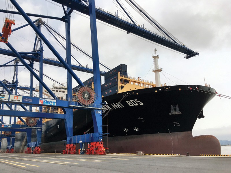 Cảng quốc tế Lạch Huyện đón tàu trên 10 vạn tấn vào ăn hàng đi bờ Tây nước Mỹ. Ảnh: Thanh Tân
