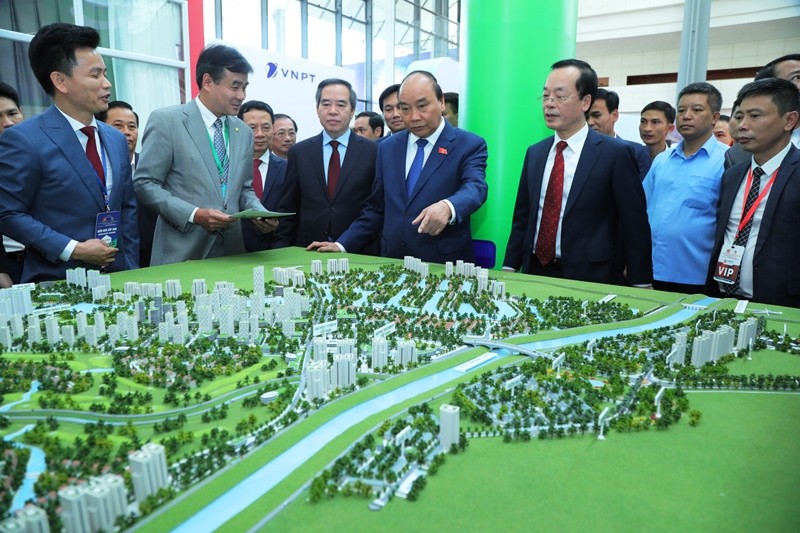 Thủ tướng Chính phủ Nguyễn Xuân Phúc thăm quan triển lãm Đô thị thông minh trong khuôn khổ Diễn đàn cấp cao về Đô thị thông minh ASEAN 2020.