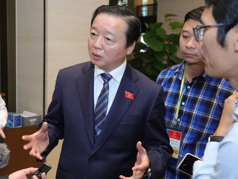 Bộ trưởng Bộ Tài nguyên và Môi trường Trần Hồng Hà trao đổi với báo chí bên hành lang Quốc hội.