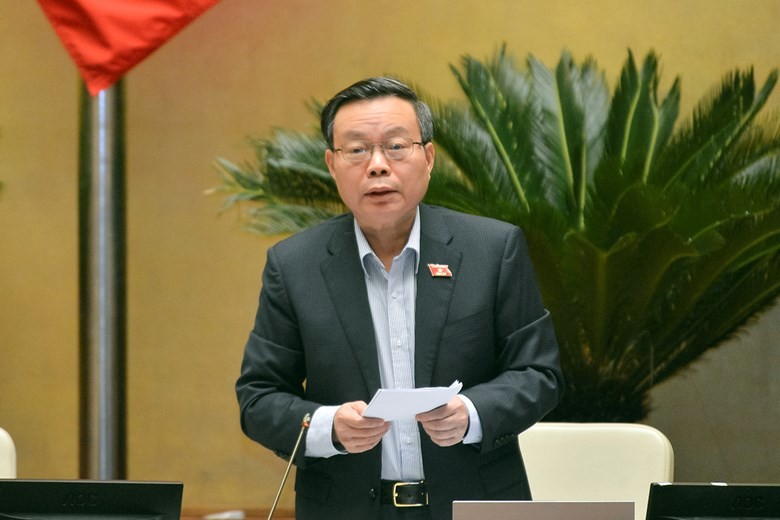 Phó Chủ tịch Quốc hội Phùng Quốc Hiền điều hành phiên thảo luận.