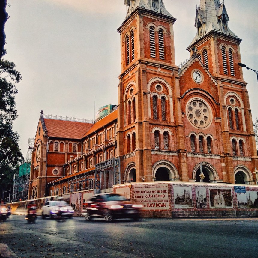 Theo Business Insider, nhà thờ Đức Bà Sài Gòn được mô phỏng theo nhà thờ Đức Bà ở Paris là một trong 19 thánh đường đẹp nhất trên thế giới (Ảnh: Hồng Phúc).