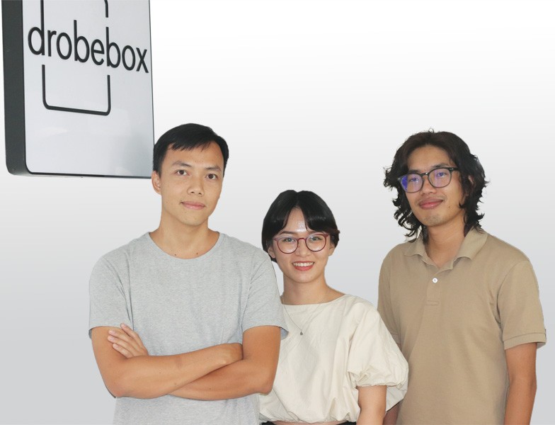 Tăng Hải Ngọc Sơn (thứ nhất, từ phải sang) cùng các thành viên sáng lập, vận hành Drobebox.