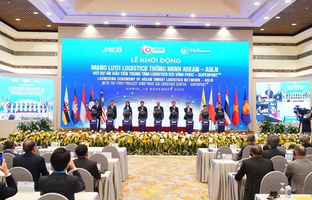 Thủ tướng Chính phủ Nguyễn Xuân Phúc và các đại diện bấm nút khởi động Mạng lưới Logistics thông minh ASEAN với dự án đầu tiên Trung tâm Logistics ICD Vĩnh Phúc do Liên danh Tập đoàn T&T Group (Việt Nam) - Tập đoàn YCH - YCH Holdings (Singapore) làm chủ đầu tư. (Nguồn: Vietnam+)
