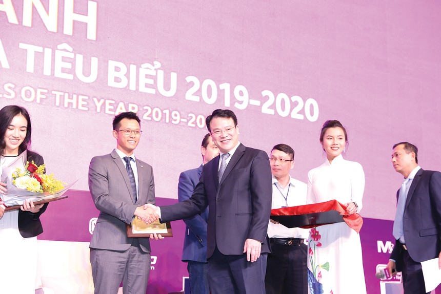 Ông Vương Gia Vũ, Phó tổng giám đốc Tài chính FWD Việt Nam nhận Chứng nhận thương vụ M&A tiêu biểu 2020 từ Thứ trưởng Bộ Kế hoạch và Đầu tư Trần Quốc Phương cho thương vụ FWD mua lại VCLI 