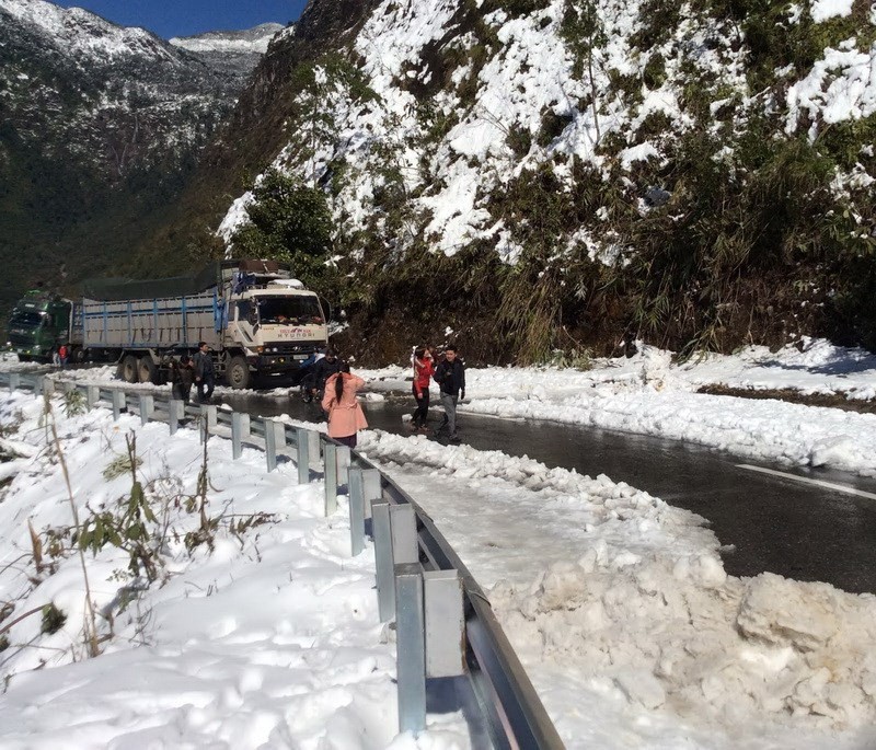 Một đoàn xe tải bị ách tắc do tuyết rơi dày trên đèo Hoàng Liên, Quốc lộ 4D vào cuối tháng 12/2013 (Ảnh: Vietnamplus).