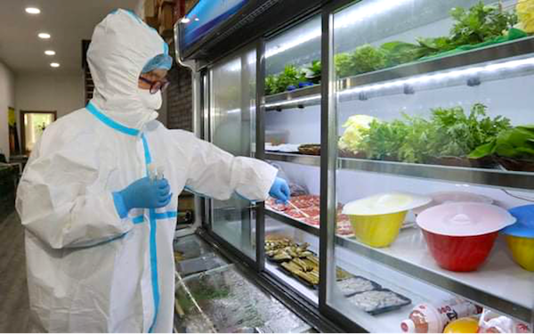 Lấy mẫu bề mặt bao bì thực phẩm đông lạnh nhập khẩu để xét nghiệm vi rút SARS-CoV2 (Nguồn: Ban Quản lý An toàn thực phẩm TP.HCM)