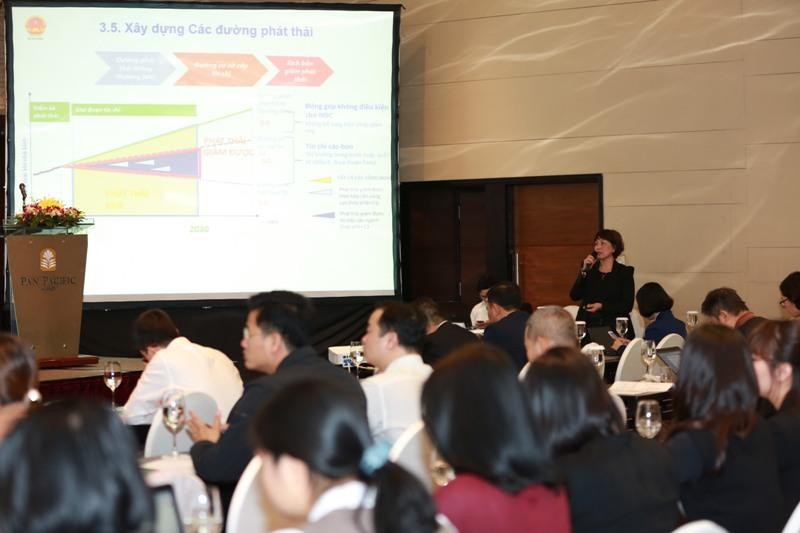 Diễn giả trình bày tại hội thảo “Chuẩn bị sẵn sàng cho xây dựng thị trường các-bon tại Việt Nam”(VNPMR) diễn ra tại Hà Nội sáng 29/12.