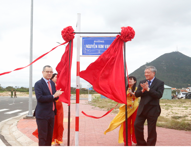 Lãnh đạo tỉnh Phú Yên và đại biểu gắn tên cho đường Nguyễn Kim Vang (có chiều dài 1.040m, đoạn từ nút giao đường An Dương Vương đến nút giao đường Trần Nhân Tông).