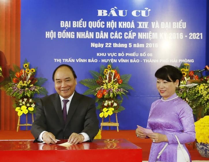 Thủ tướng Nguyễn Xuân Phúc cùng Phu nhân bầu cử năm 2016