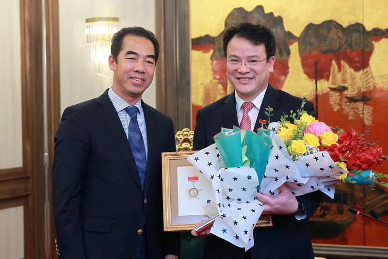 Thứ trưởng Tô Anh Dũng trao Kỷ niệm chương "Vì sự nghiệp ngoại giao Việt Nam" cho Thứ trưởng Trần Quốc Phương
