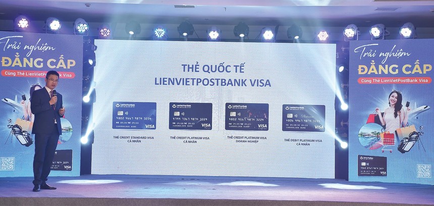 Ông Nguyễn Bá Tuyến giới thiệu sản phẩm Thẻ quốc tế LienVietPostBank Visa