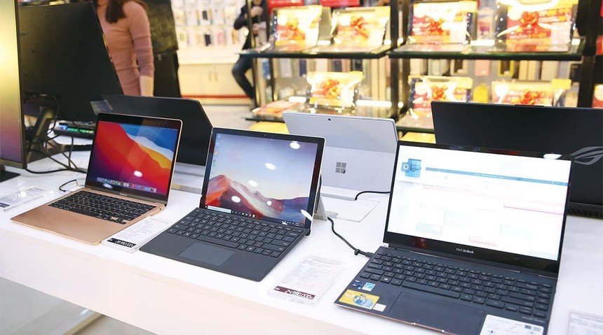 Tăng trưởng doanh thu năm 2021 của ngành hàng laptop được dự báo sẽ đạt mức 2 con số. Ảnh: Hải Yến