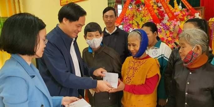 Ông Nguyễn Hữu Hán, Phó chủ tịch UBND huyện Lệ Thủy trao quà Tết "Quỹ Thiện Tâm" cho bà con nhân dân huyện Lệ Thủy.
