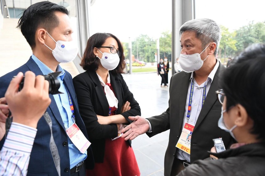 Ông Nguyễn Trường Sơn, Thứ trưởng Bộ Y tế trao đổi với báo chí bên lề Đại hội Đảng XIII